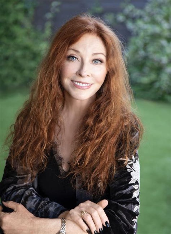 Cassandra Peterson Bra Size: Exploring the Iconic Elvira Star&rsquo;s Elegance and Legacy