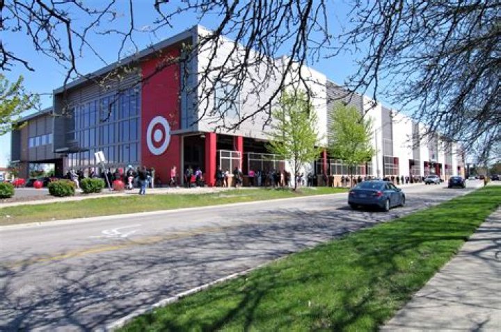 Discovering the Hours of Target Oak Lawn: Is Target Oak Lawn Open Today?