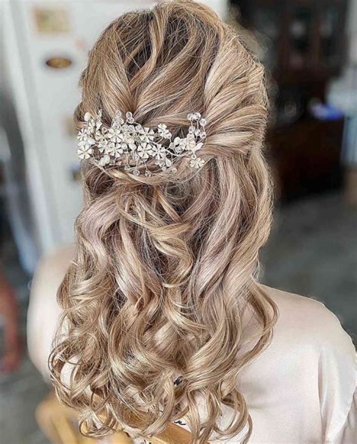 Hairstyles for Mother of the Groom: Elegant Looks for a Special Day