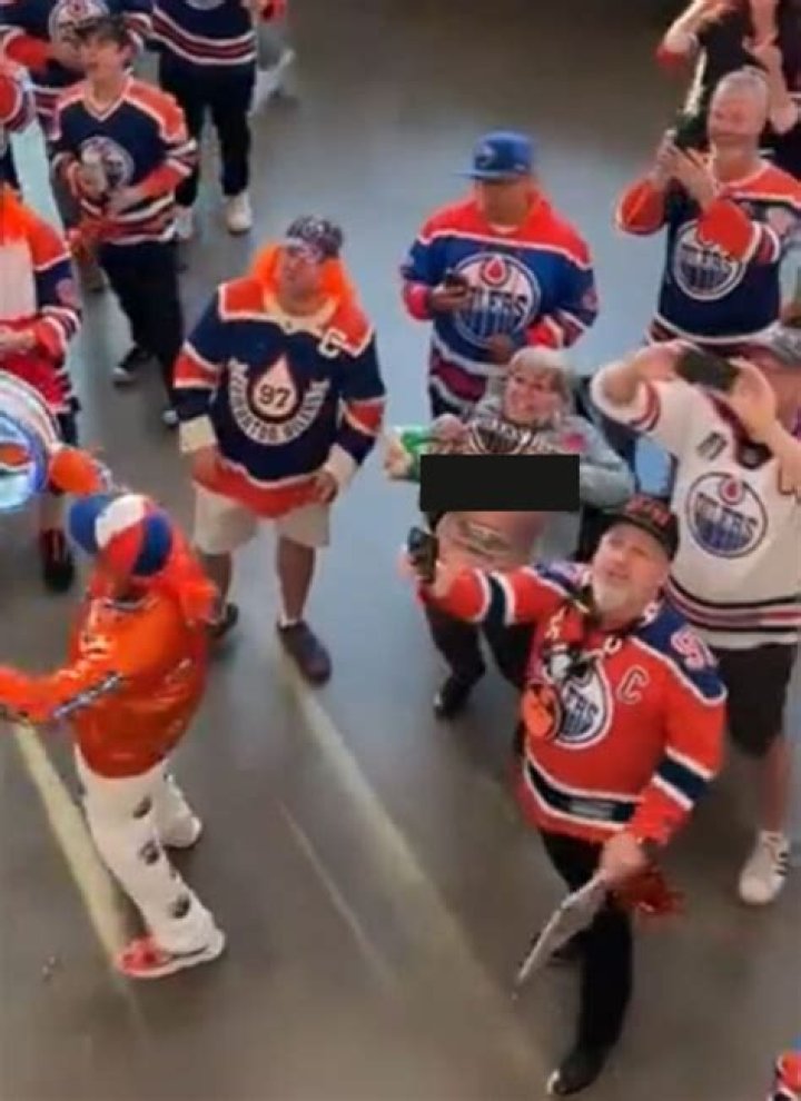 Insights into Edmonton Oilers Fan Flashing Twitter: The Phenomenon and Its Impact